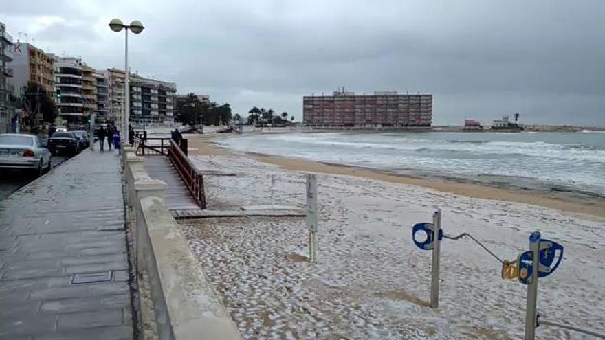 Nieve en la playa de los Locos de Torrevieja