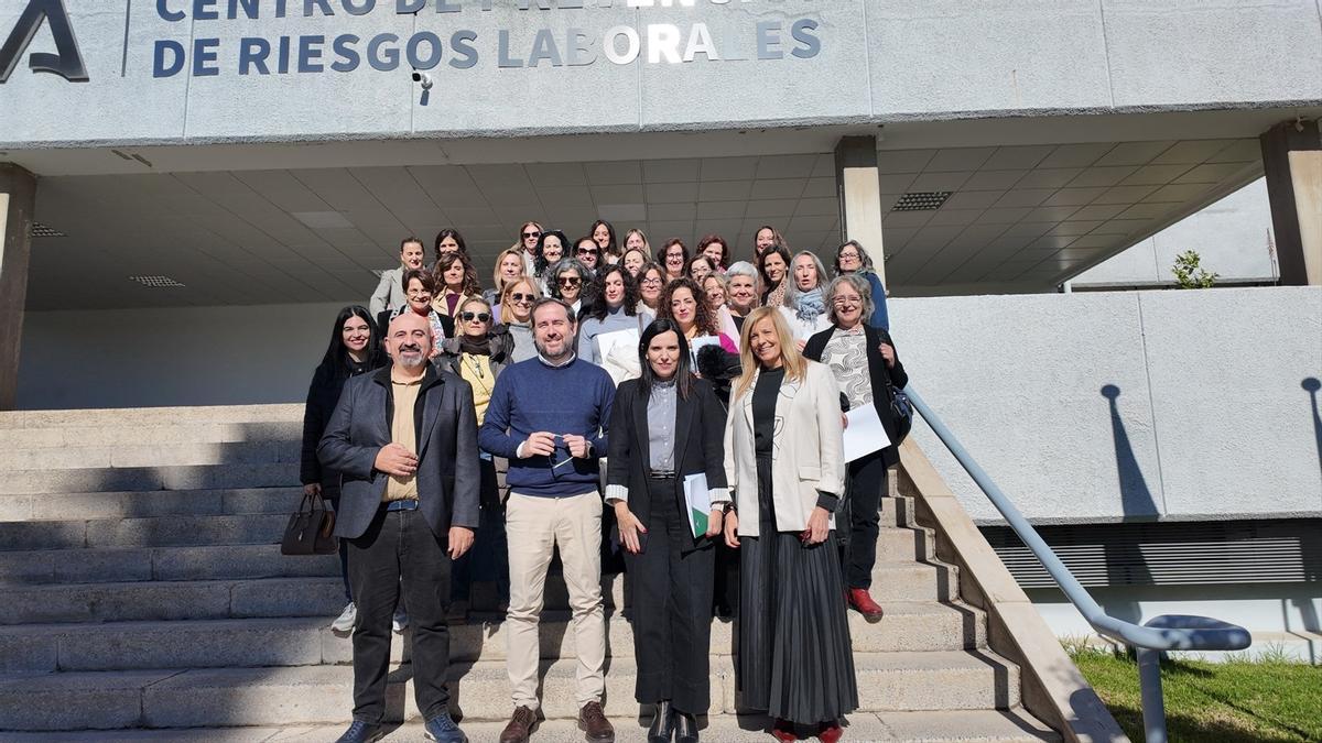 Gálvez (2ª dcha.) y Alarcón (dcha.), junto al resto de participantes en la jornada de trabajo celebrada en el Centro de Prevención de Riesgos Laborales.