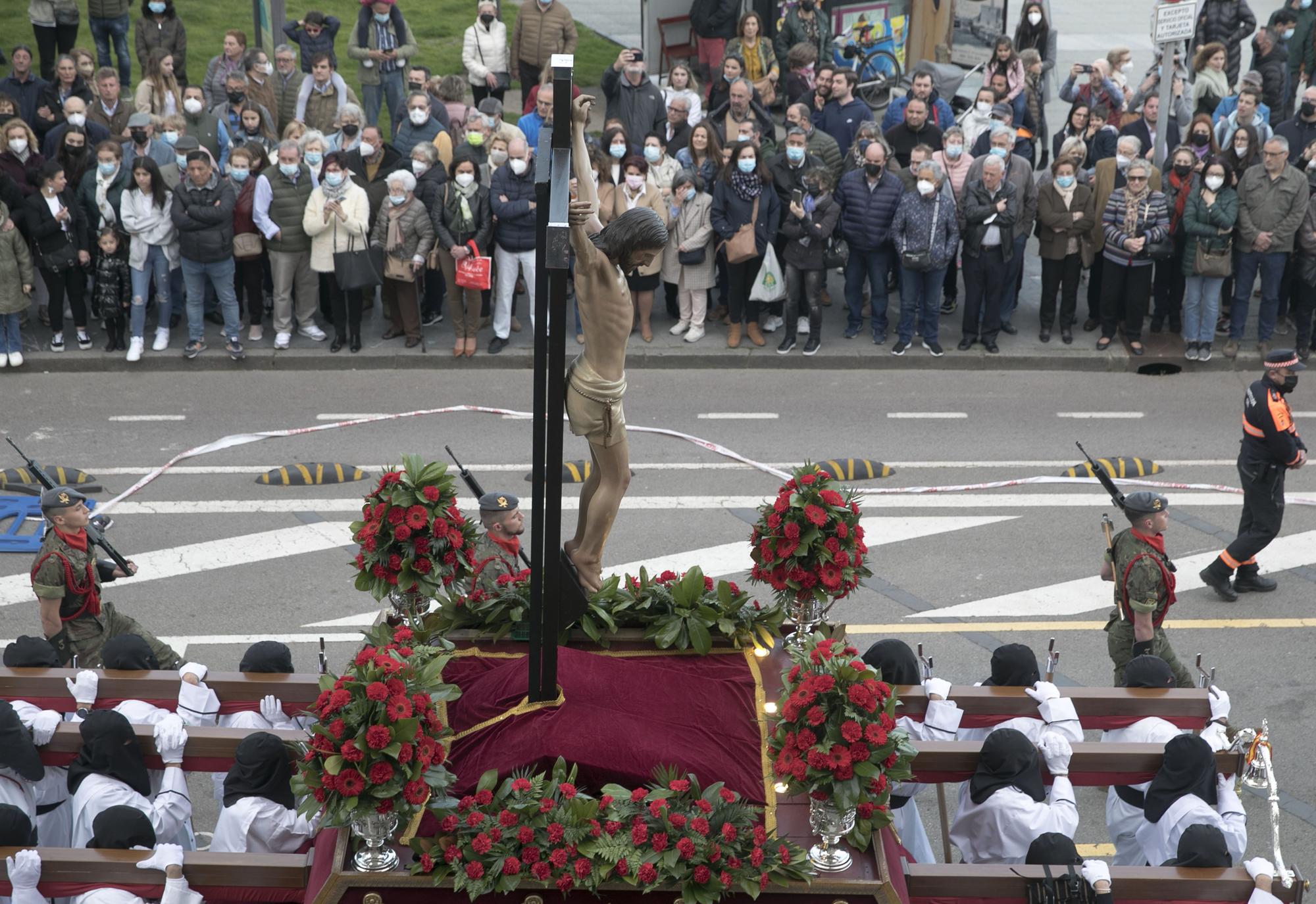 EN IMÁGENES: Gijón arropa al Cristo de los Mártires en su regreso a las calles