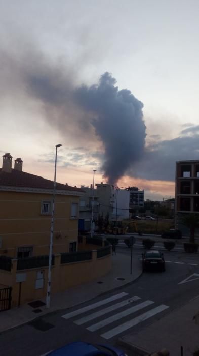 Arde una nave industrial en Aspe