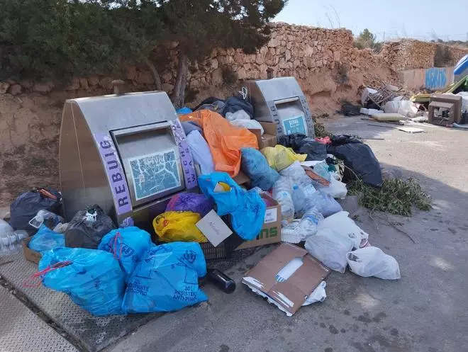 Formentera se llena de basura por la huelga