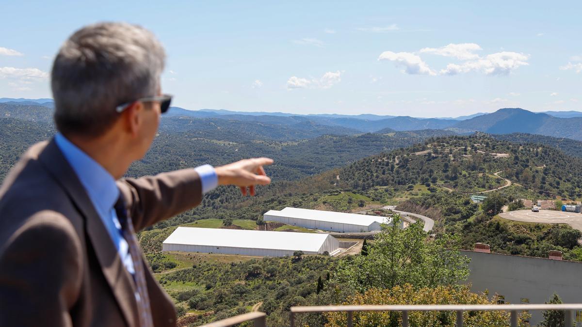 El presidente de Enresa, José Luis Navarro, señala el Cerro de los Pavillos que alberará la nueva plataforma. de almacenamiento de El Cabril, Eva Noguero presentarán los datos operativos de la instalación en 2021, así como los principales retos del centro para un futuro próximo. Tras la presentación de datos, los asistentes podrán conocer la ubicación de la nueva plataforma de almacenamiento para residuos de baja y media actividad