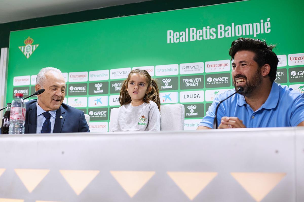 Paola Calzado en la sala de prensa del Real Betis Balompié