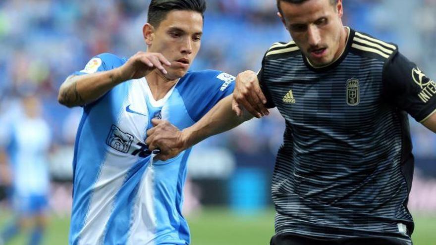 Renato, peleando por un balón en el partido contra el Oviedo.