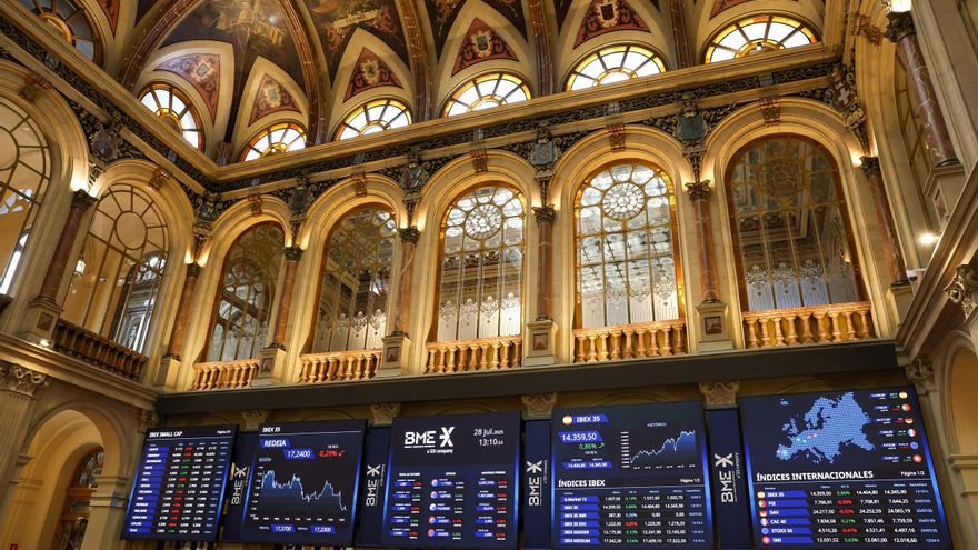 El Ibex 35 avanza un 0,90% y se queda a medio camino de los 14.400 puntos, con Unicaja subiendo un 8%