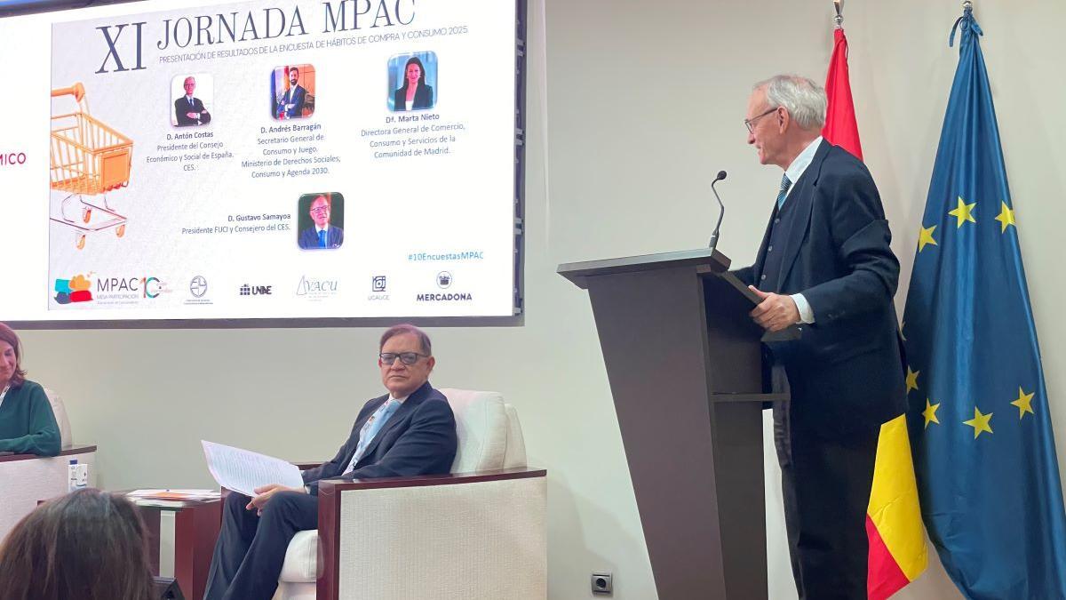 Antón Costas, presidente del Consejo Económico y Social (CES), de pie, y Gustavo Samayoa, presidente de la Federación de Usuarios y Consumidores Independientes y consejero del CES.