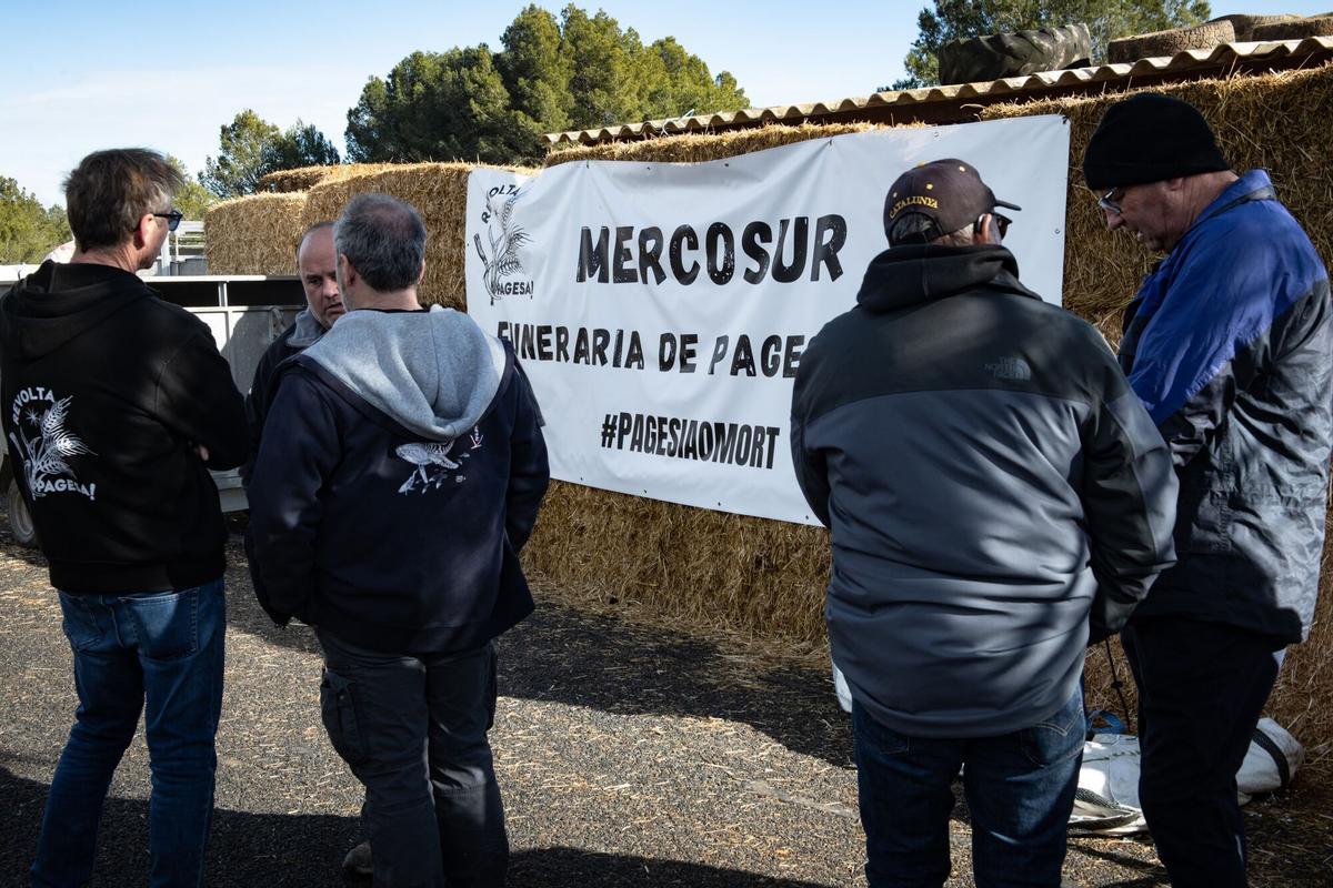 10/01/2026 Agricultores y ganaderos cortan la AP-7 con tractores y rollos de paja, a 10 de enero de 2026, en Pontós, Girona, Cataluña (España). El corte es una protesta de los trabajadores del campo tras la noticia de la firma del acuerdo comercial entre la Unión Europea y Mercosur. ECONOMIA Glòria Sánchez - Europa Press