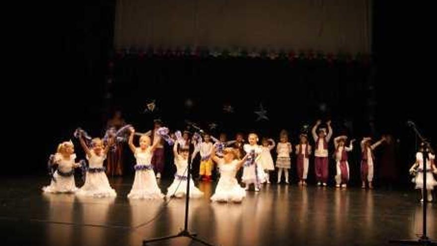 Niños ortodoxos celebran su Navidad con la representación de un cuento