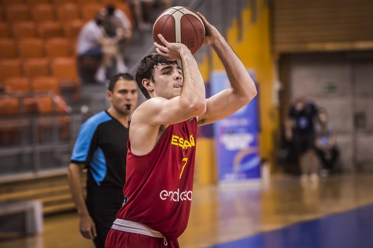 Longarela lanza a canasta en un partido con la selección española sub-22.