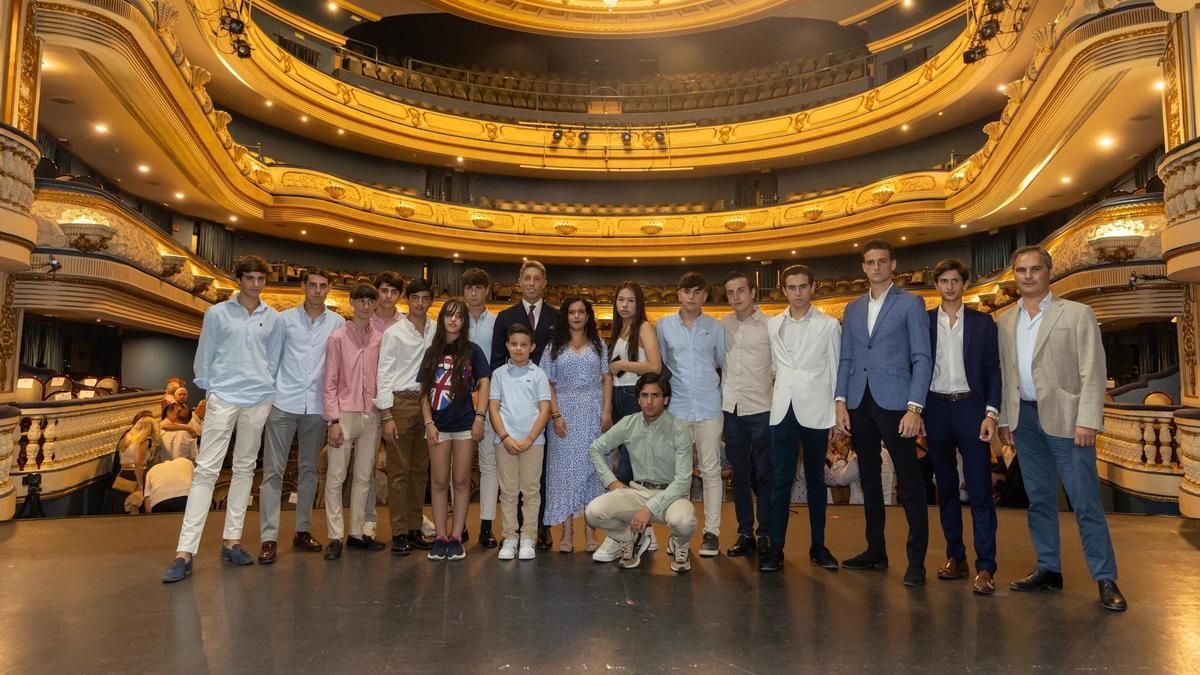 El torero Manuel Escribano y el empresario de la plaza de toros, Nacho Lloret, con alumnos de la Escuela de Tauromaquia de Alicante.