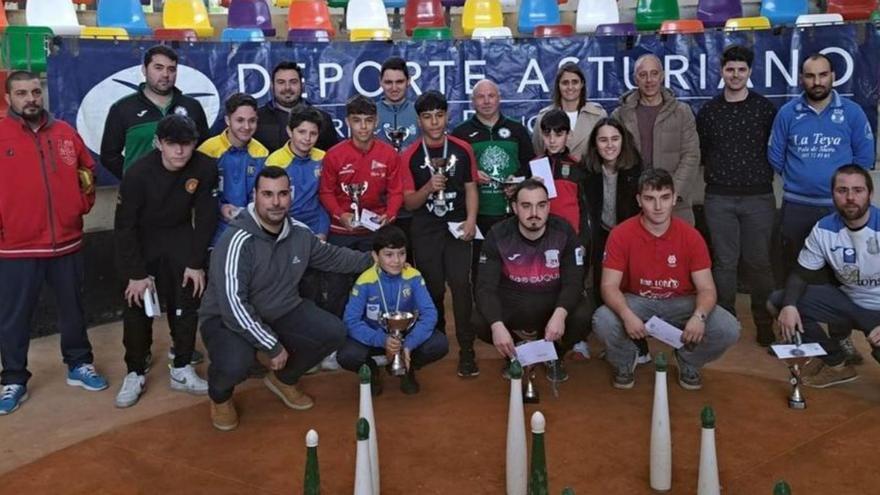 Elías Mier, tercero por la derecha agachado, posando junto al resto de premiados y organizadores. | LB