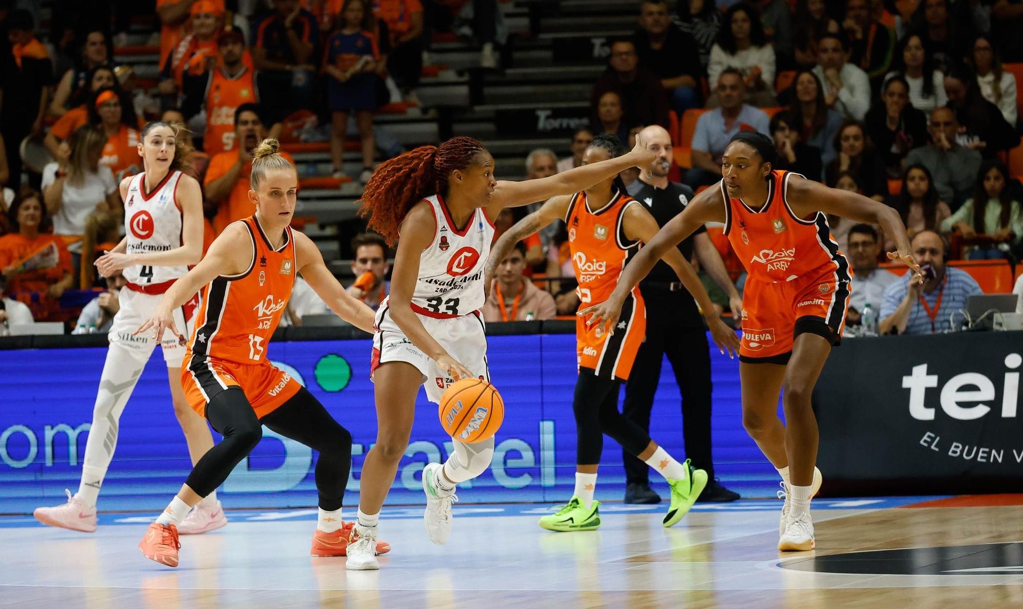 En imágenes | Primer partido de la final entre Valencia Basket y Casademont Zaragoza