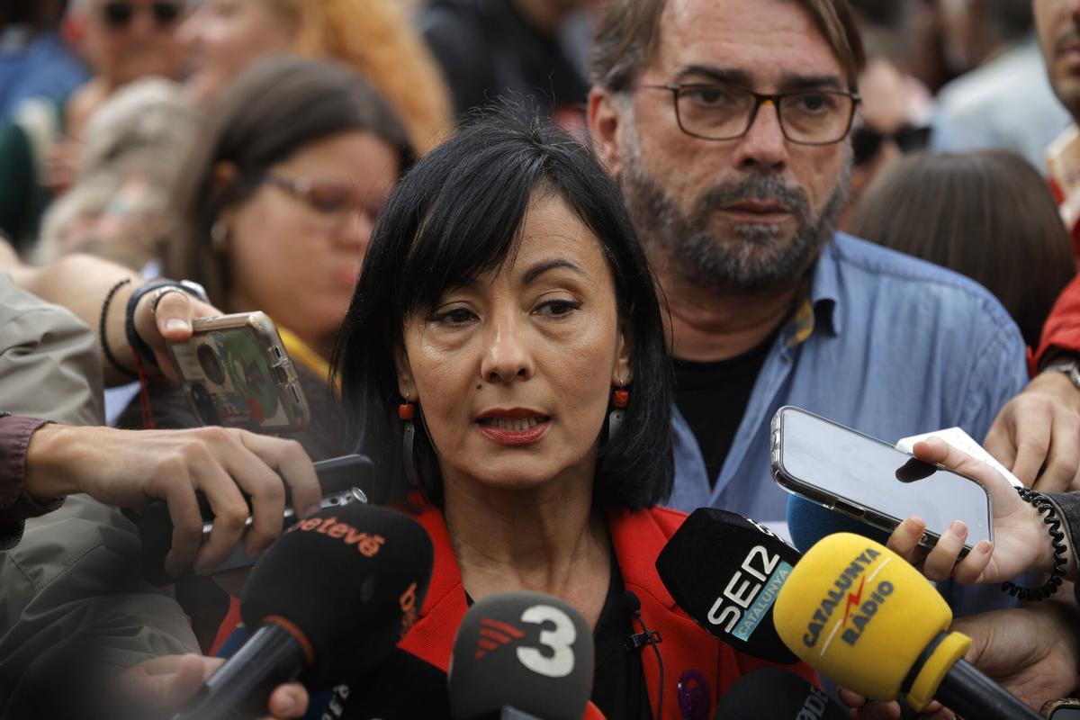 La secretaria general de CC.OO. de Cataluña, Belén López, ofrece declaraciones a los medios durante la manifestación por el Día del Trabajador, a 1 de mayo de 2025, en Barcelona, Catalunya (España).