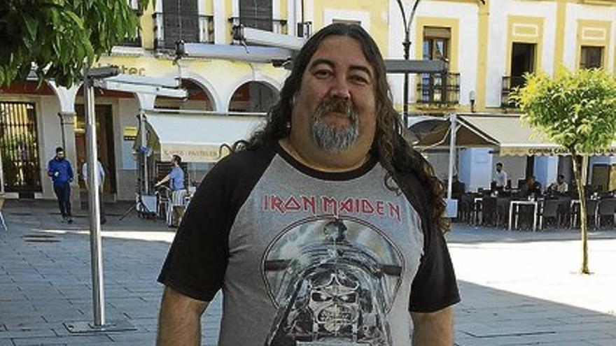 Miguel González &#039;Barry&#039;, director de Acordes de Metal: &quot;En Mérida echo en falta locales de ensayos y para dar conciertos&quot;