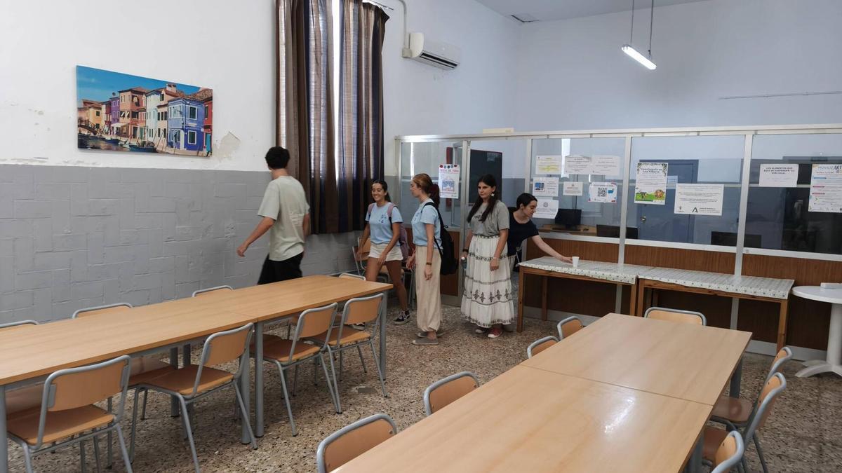 Voluntarios en las instalaciones del comedor social trinitario antes de servir el almuerzo.