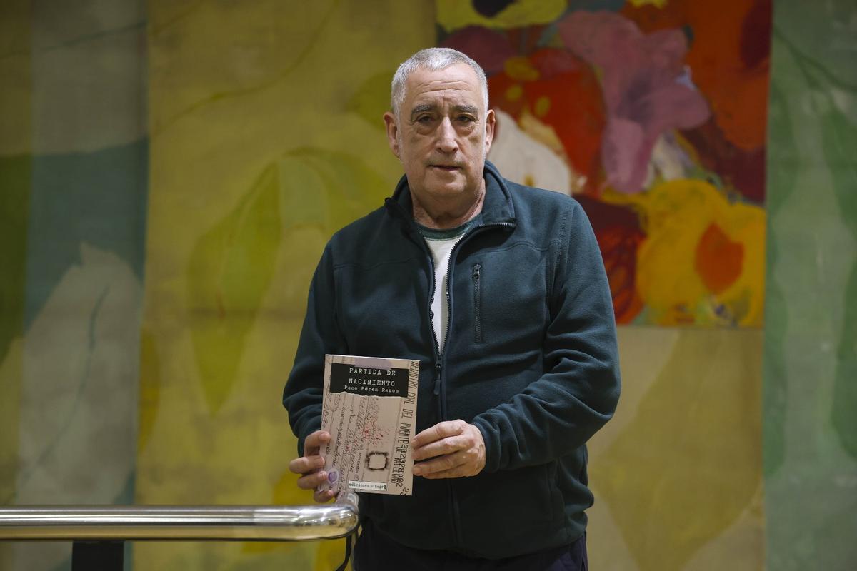 El escritor, con su libro.