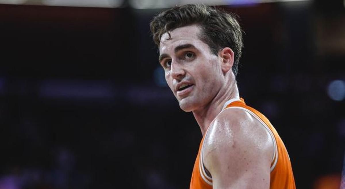 Una imagen de Nate Reuvers contra Virtus Bologna en Euroliga.