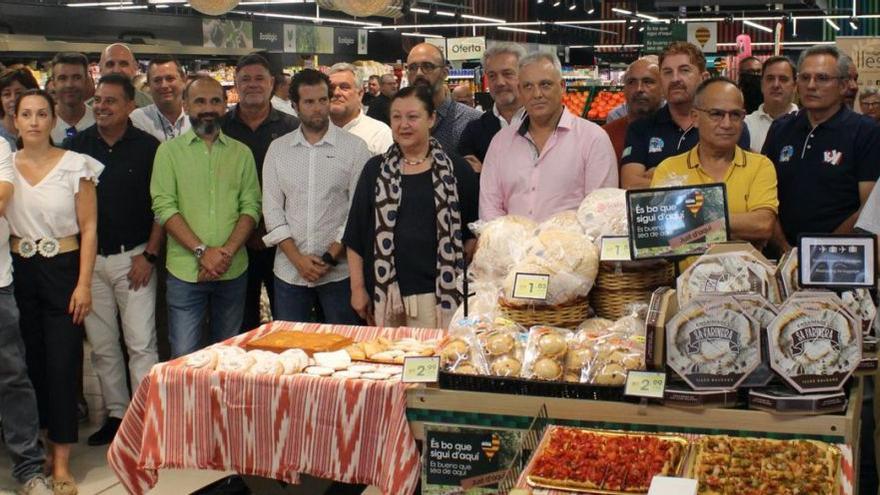 Autoridades y empleados, ayer en Felanitx durante la inauguración de la campaña de promoción del consumo de productos locales.  |