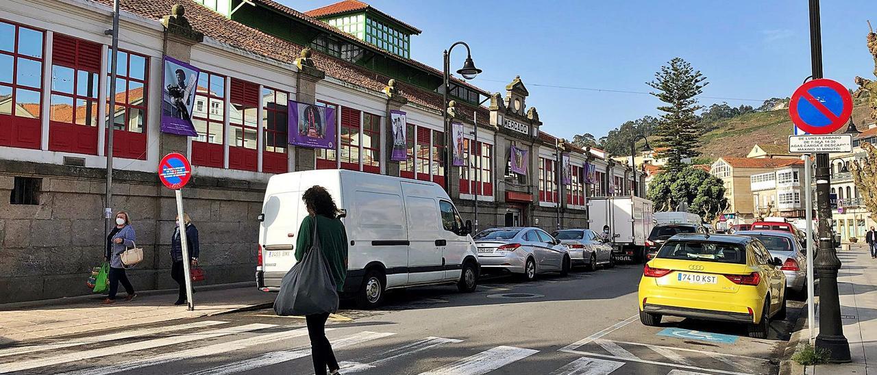 En el entorno de la plaza de abastos se reservará un margen para carga y descarga y otro como “zona de servicio para turismos”.