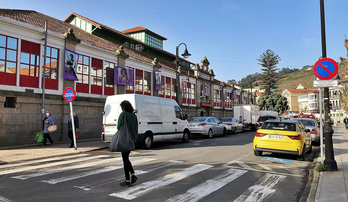 En el entorno de la plaza de abastos se reservará un margen para carga y descarga y otro como “zona de servicio para turismos”.