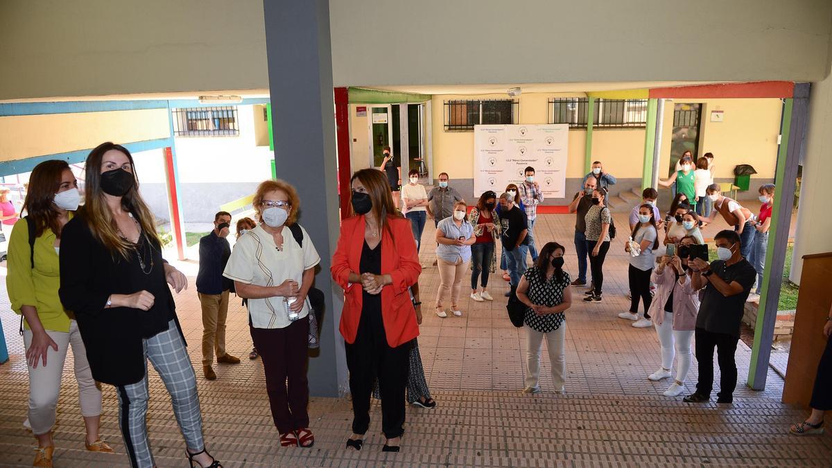 Margarita Del Val (tercera por la izquierda), a su llegada al instituto.