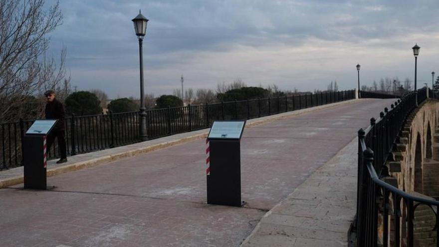 Los accesos al Puente de Piedra estrenan una nueva señalización turística