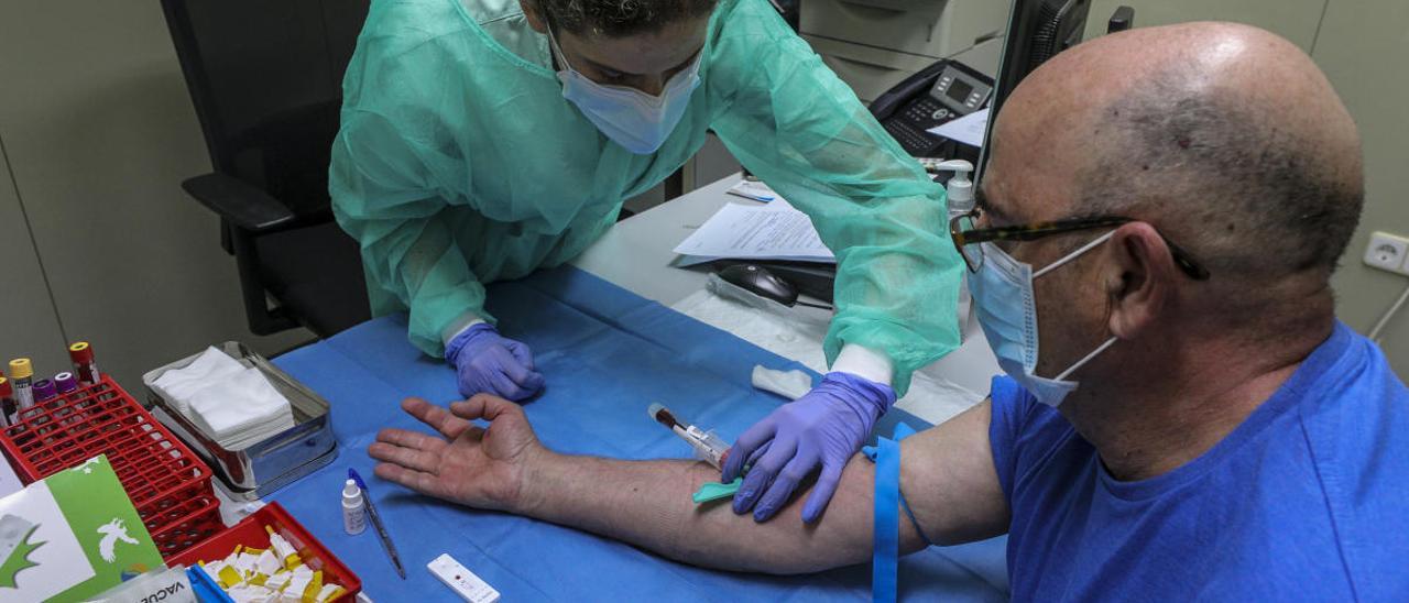 Un hombre se somete a la prueba sobre seroprevalencia en Elche