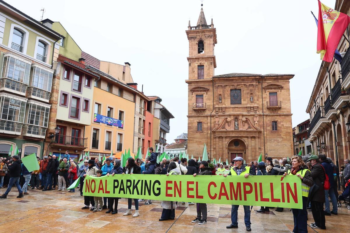 La manifestación para pedir la paralización del parking del Campillín.