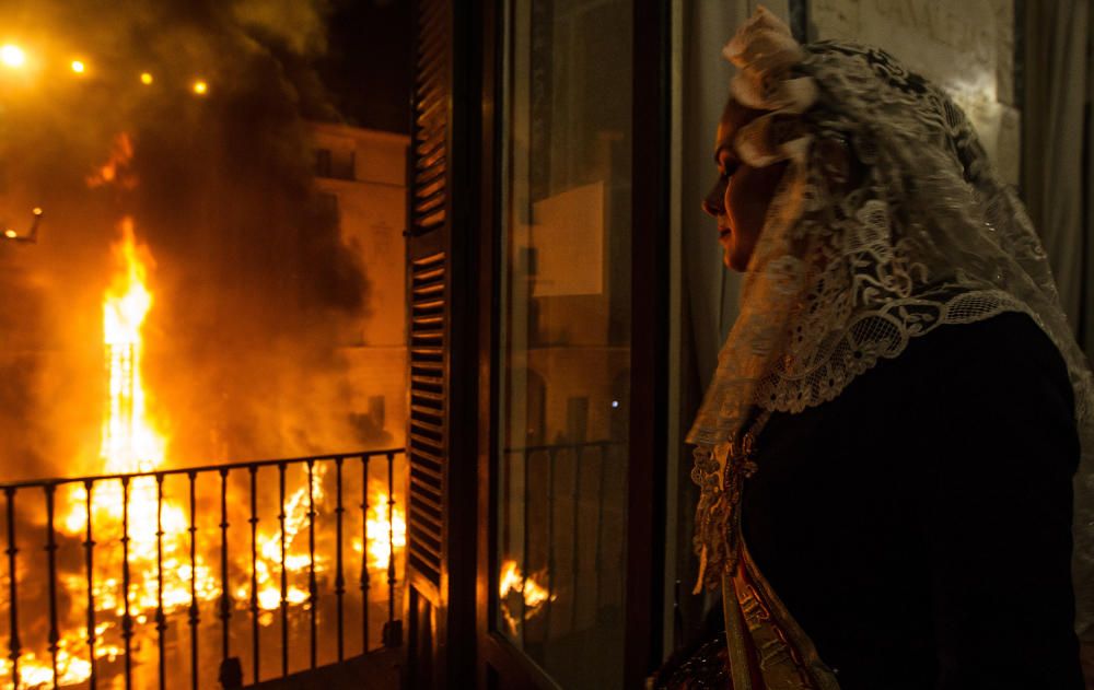 Alicante se rinde al fuego en su noche grande con la Cremà.