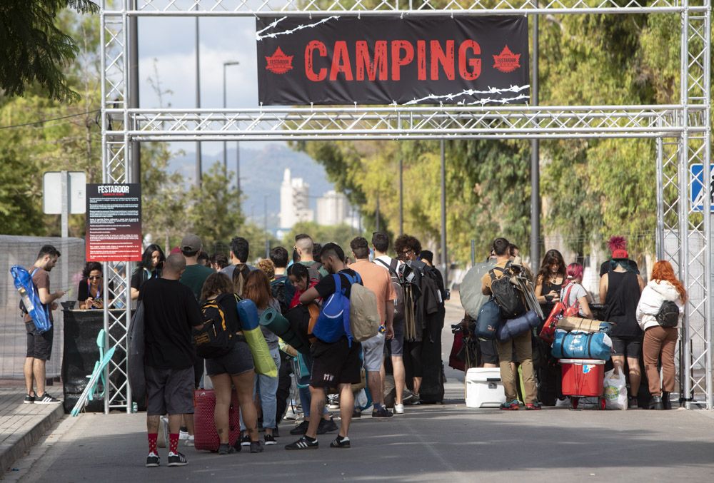 Multitud de jóvenes llegan al Port de Sagunt con sus tiendas de campaña, en el inicio del Festardor.