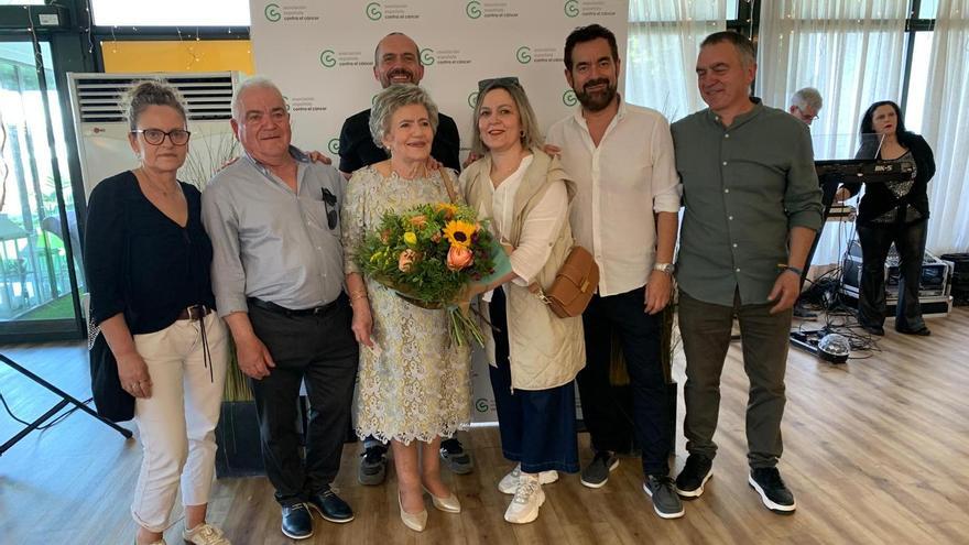 Multitudinaria comida benéfica de la AECC en Bueu y homenaje a Dolores Pastoriza