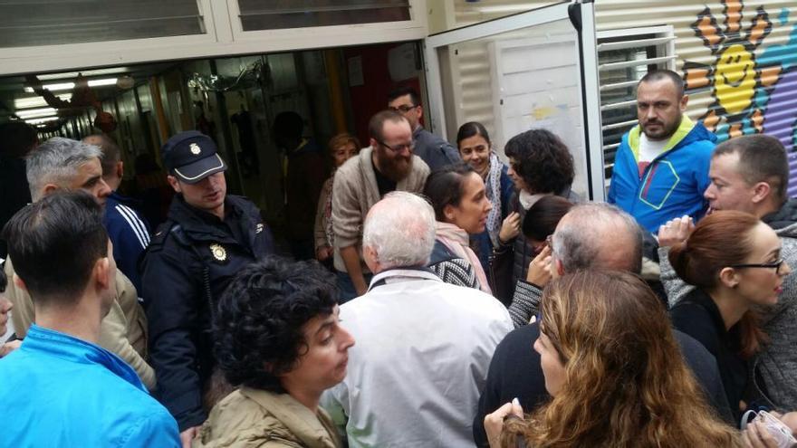 Padres del colegio 103 recogiendo a sus hijos, sobre las 11 horas, tras la suspensión de las clases.