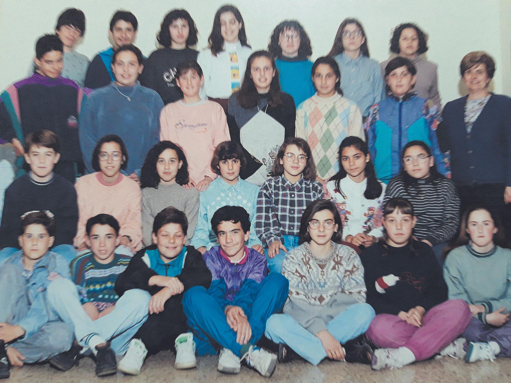 Grupo de alumnos, niñas y niños con la maestra Margalida Bennàssar.