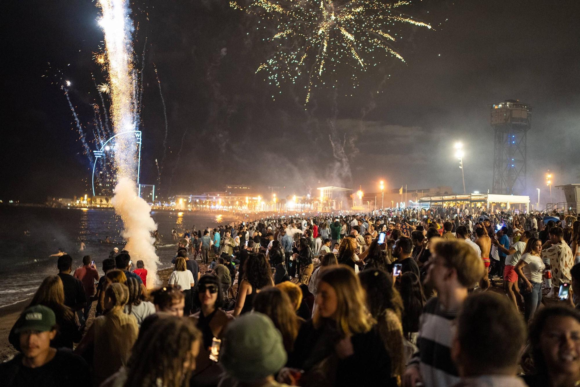 El Mundo Today | Expulsan a un grupo de jóvenes que celebraba Sant Joan en la playa de Barcelona tras ver que no tiraban la basura en la arena