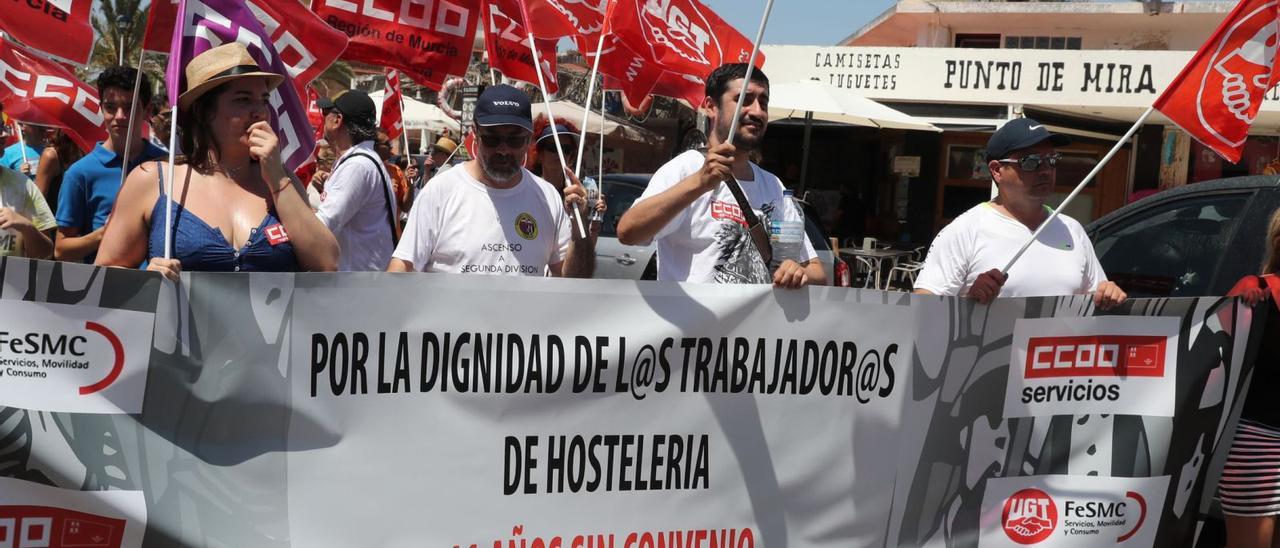 Marcha de los trabajadoresde hostelería por La Mangaen el verano de 2019.