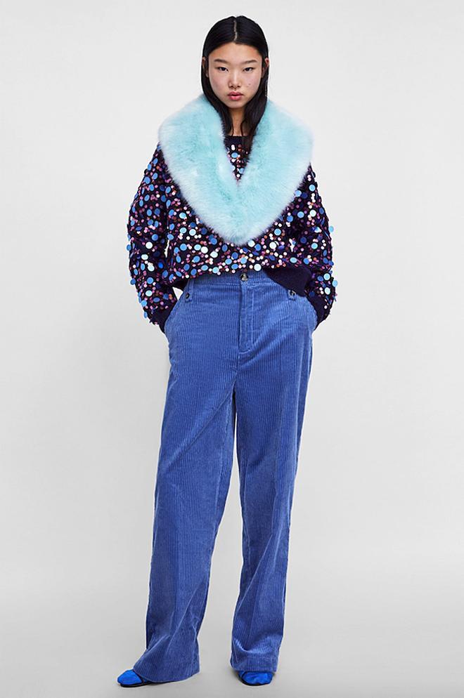 Bufanda azul, pantalones de pana y jersey de lentejuelas de Zara