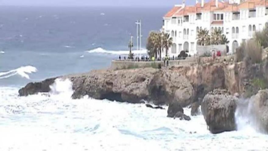 El viento y el fuerte oleaje activan la alerta naranja en la costa andaluza y Levante