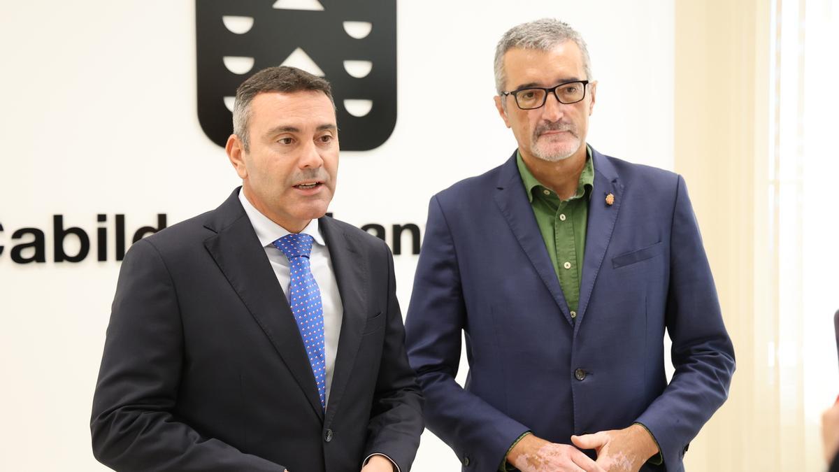 Oswaldo Betancort (i) y Marci Acuña, en el Cabildo de Lanzarote