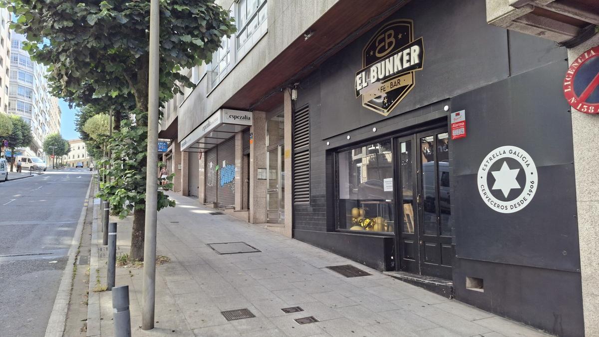 Café bar El Bunker, recientemente precintado en la rúa da Rosa