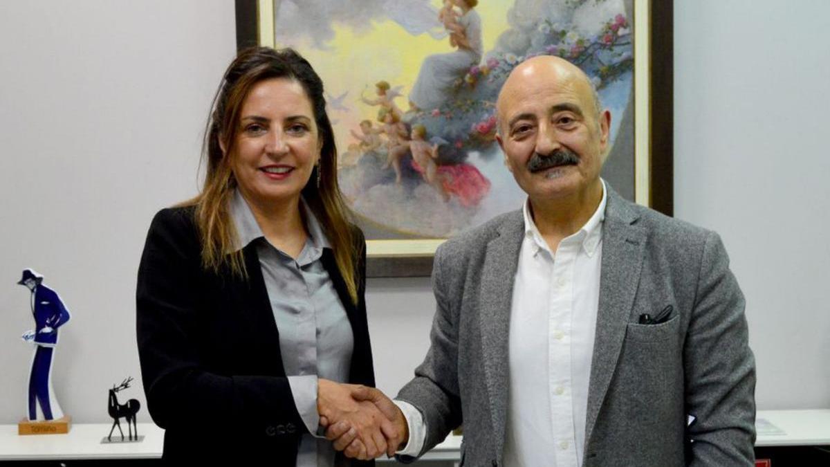 Sandra González y José Antonio Quiroga firman el convenio.