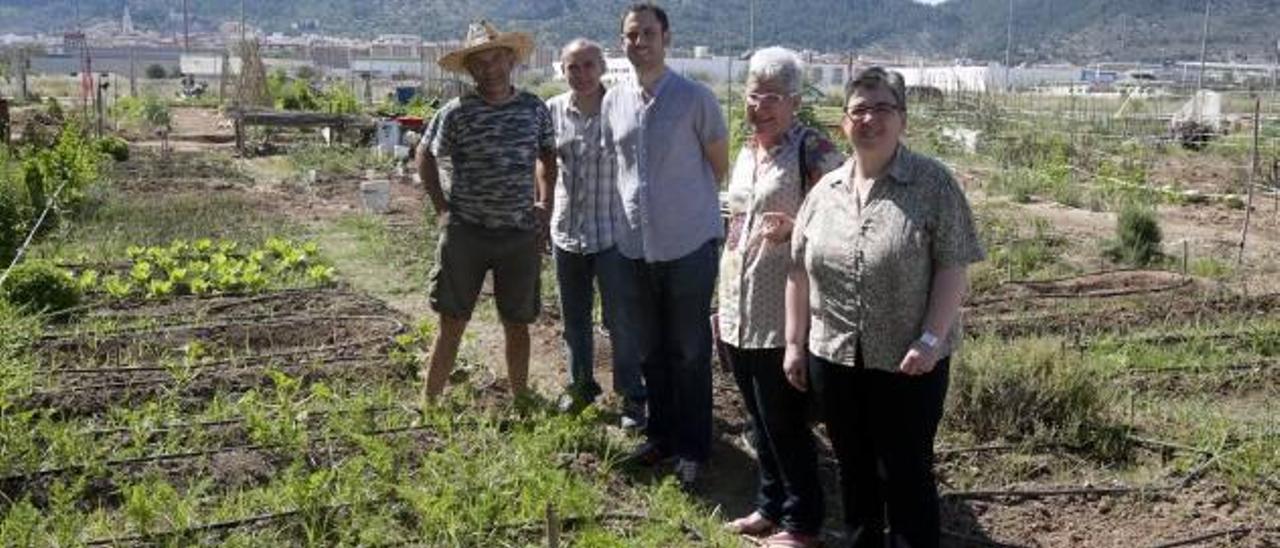 De izq. a dcha: un usuario de los huertos sociales, junto a Alfred Boluda, Miquel Lorente, Cesca Chapí y Mª Carmen Palazón, ayer.