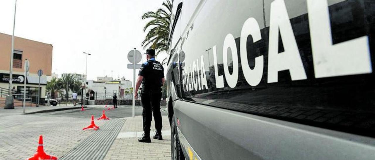 Controles de la policía local en el municipio de San Bartolomé de Tirajana, en el sur de Gran Canaria.