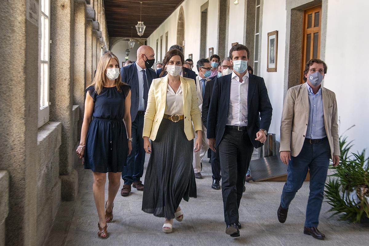 La alcaldesa de San Lorenzo de El Escorial, Carlota López, con la presidenta de la Comunidad de Madrid, Isabel Díaz Ayuso, el presidente del PP, Pablo Casado, y el alcalde de Madrid, José Luis Martínez-Almeida durante una visita a la localidad en julio de 2020 para participar en los cursos de verano de la Universidad Complutense.