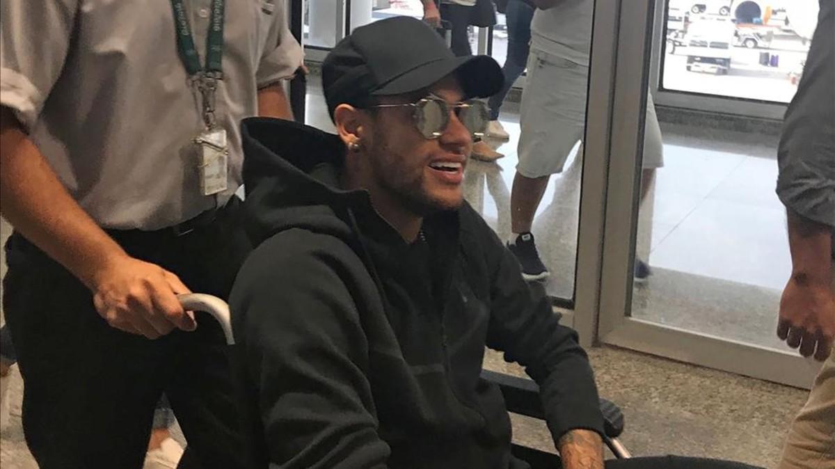 Neymar ha llegado en cadira de ruedas a su país