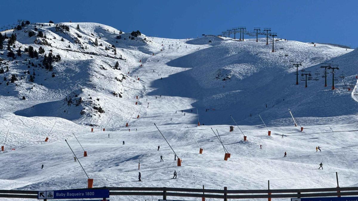 Baqueira Beret ha abierto con 120 kilómetros de pistas esquiables