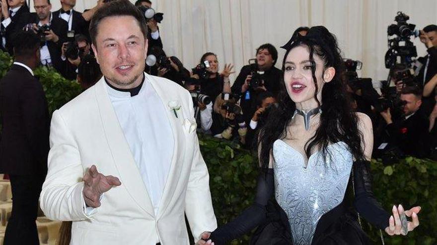Elon Musk y la cantante Grimes llaman a su hijo X Æ A-12