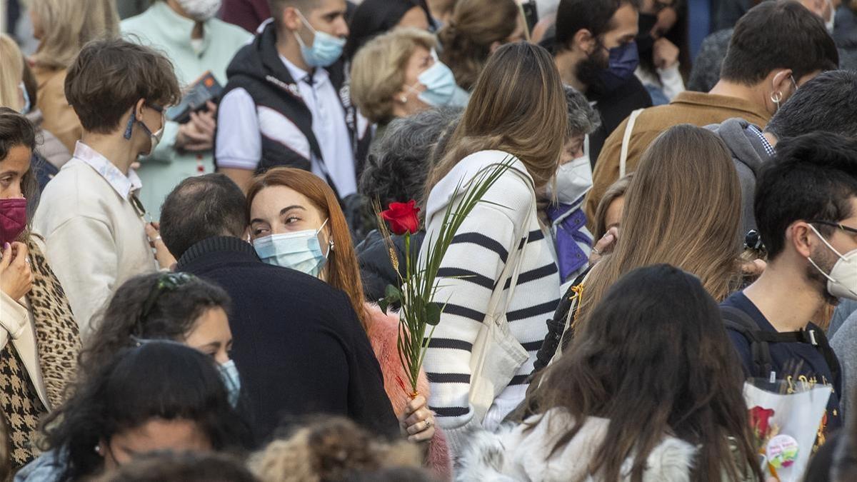 Barcelona  23 04 2021    Ambiente en el paseo de Gracia alrededor de las paradas de libros y rosas durante la diada de Sant Jordi   Fotografia de Jordi Cotrina