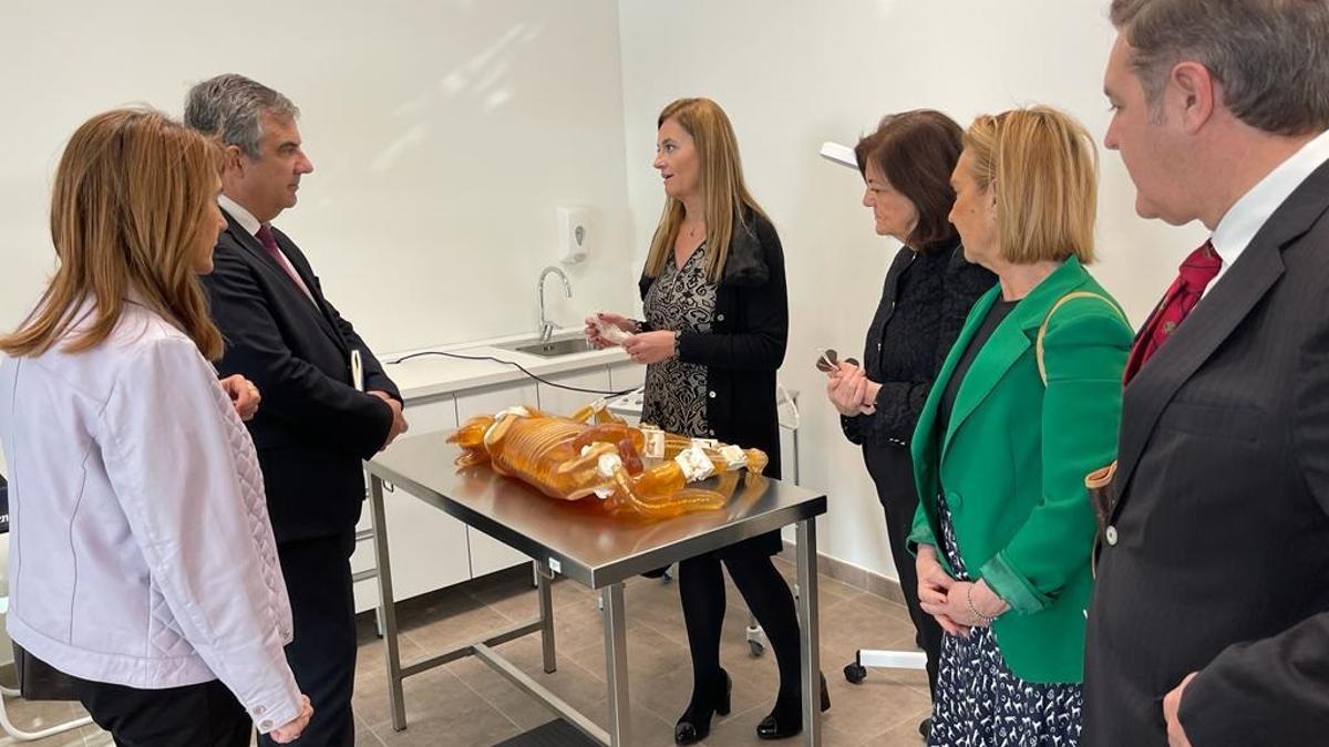 El consejero Juan María Vázquez, durante la visita a las instalaciones de Veterinaria de la UCAM.