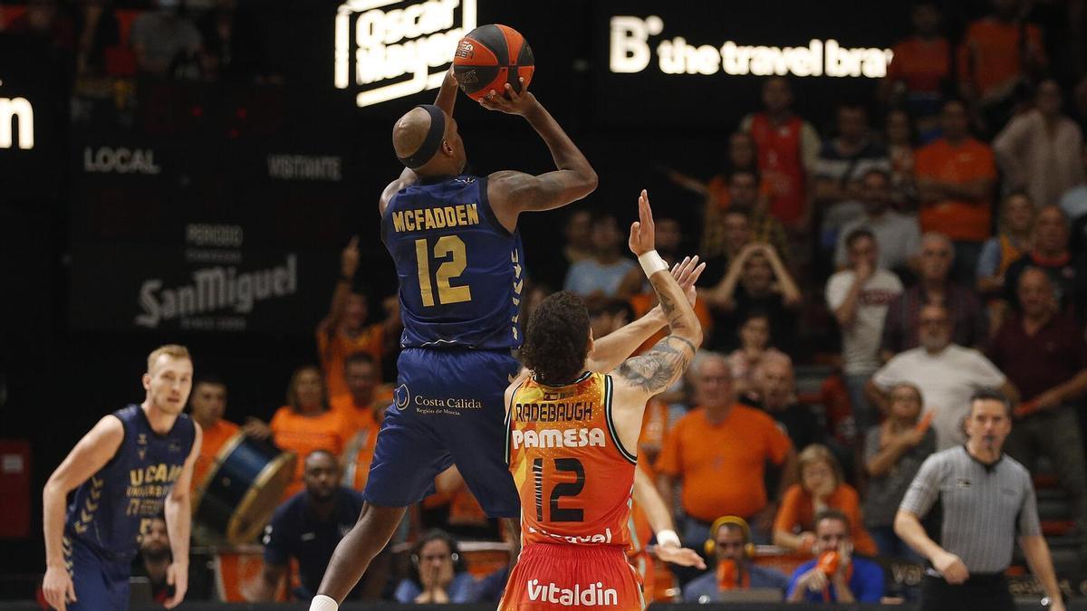 Thad McFadden, del UCAM Murcia, en el momento en el que ejecuta el triple ganador.