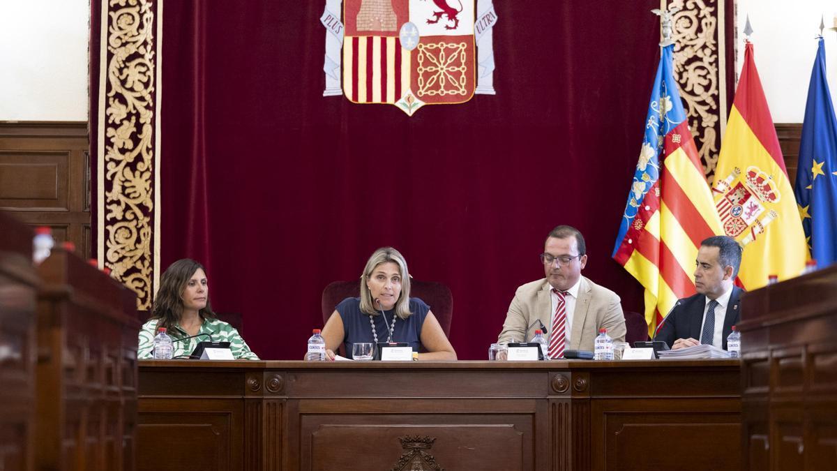 La presidenta de la Diputación, Marta Barrachina, durante su intervención en el debate, junto a los vicepresidentes.